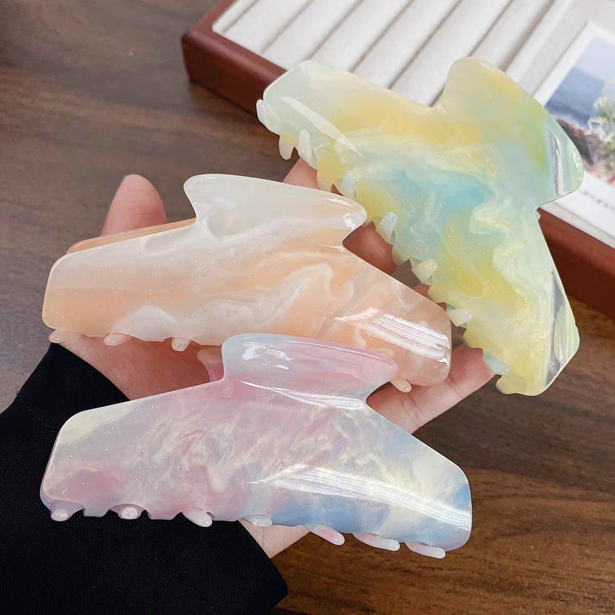 Sun reactive shark clip in creamy peach marbled acetate
